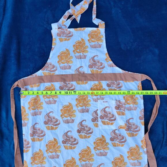 Simply whimsical apron with cupcakes - Picture 4 of 5